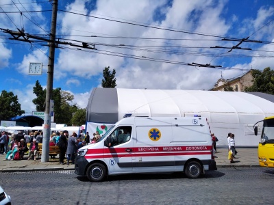 Літня чернівчанка зомліла у довжелезній черзі за безкоштовним обідом 