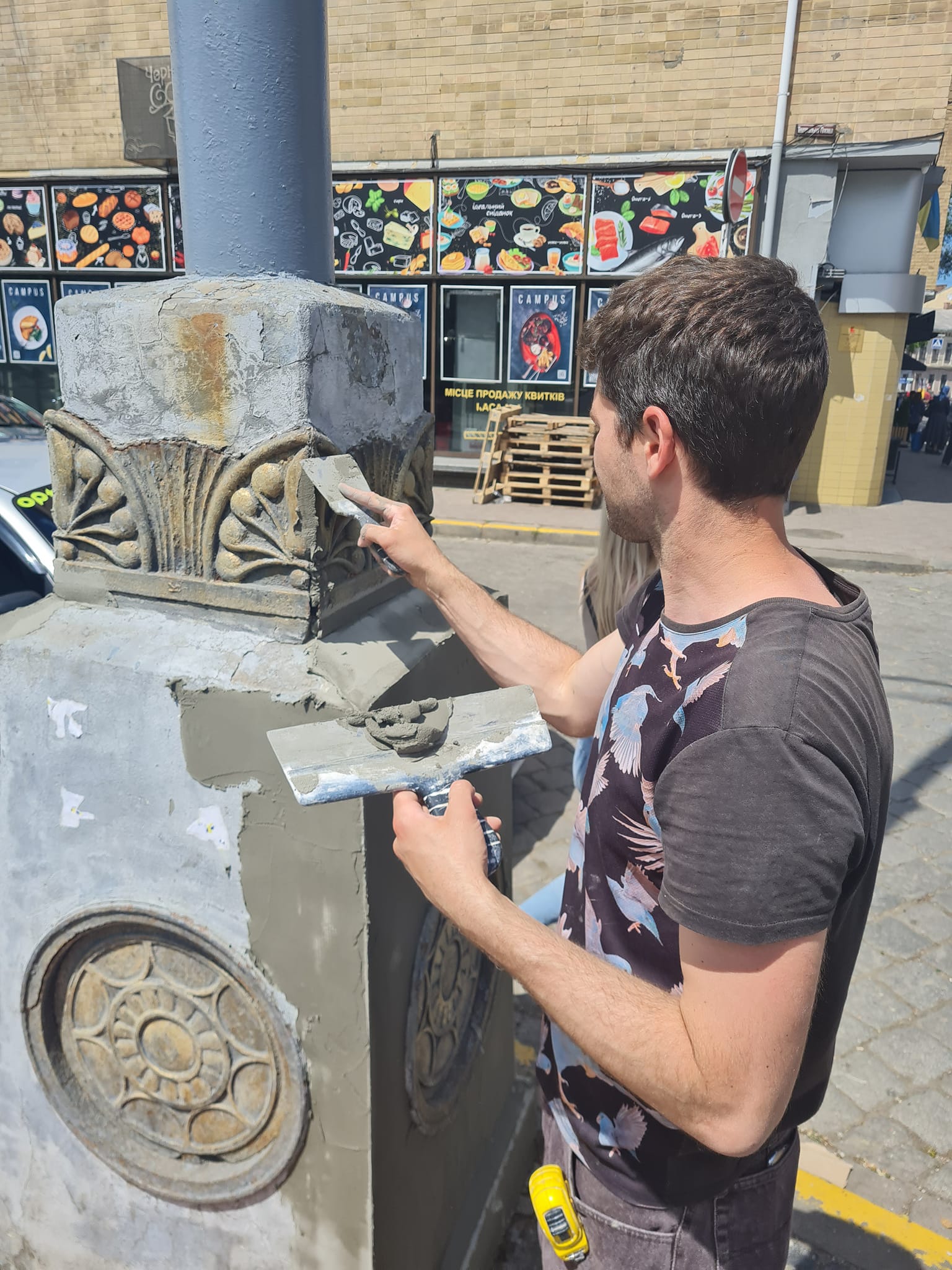 Біля пам'ятника Буковинському куреню побили ліхтарі, а на щойно відремонтовані опори ліхтарів на Театральній ліплять усілякий непотріб