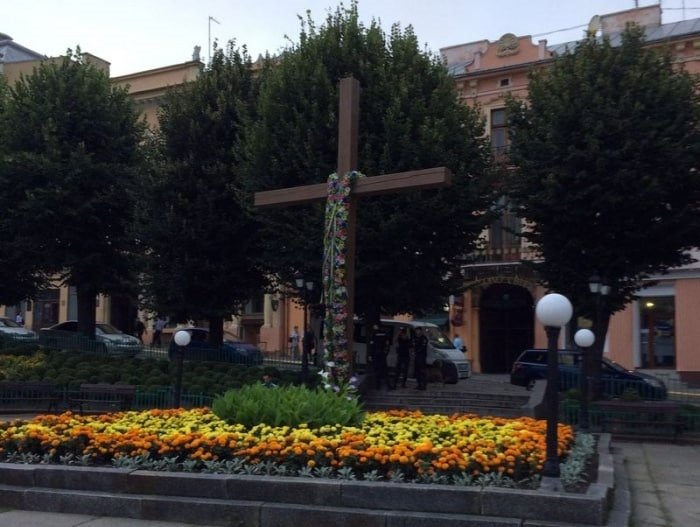 У Клічука розповіли, чи приберуть хрест з-перед вікон ратуші 