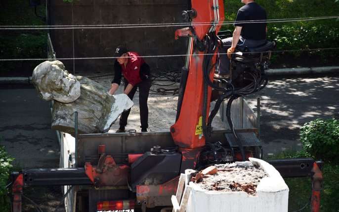 Поки у Чернівцях зволікають із солдатом, у Хотині демонтували погруддя Карлу Марксу (ВІДЕО)