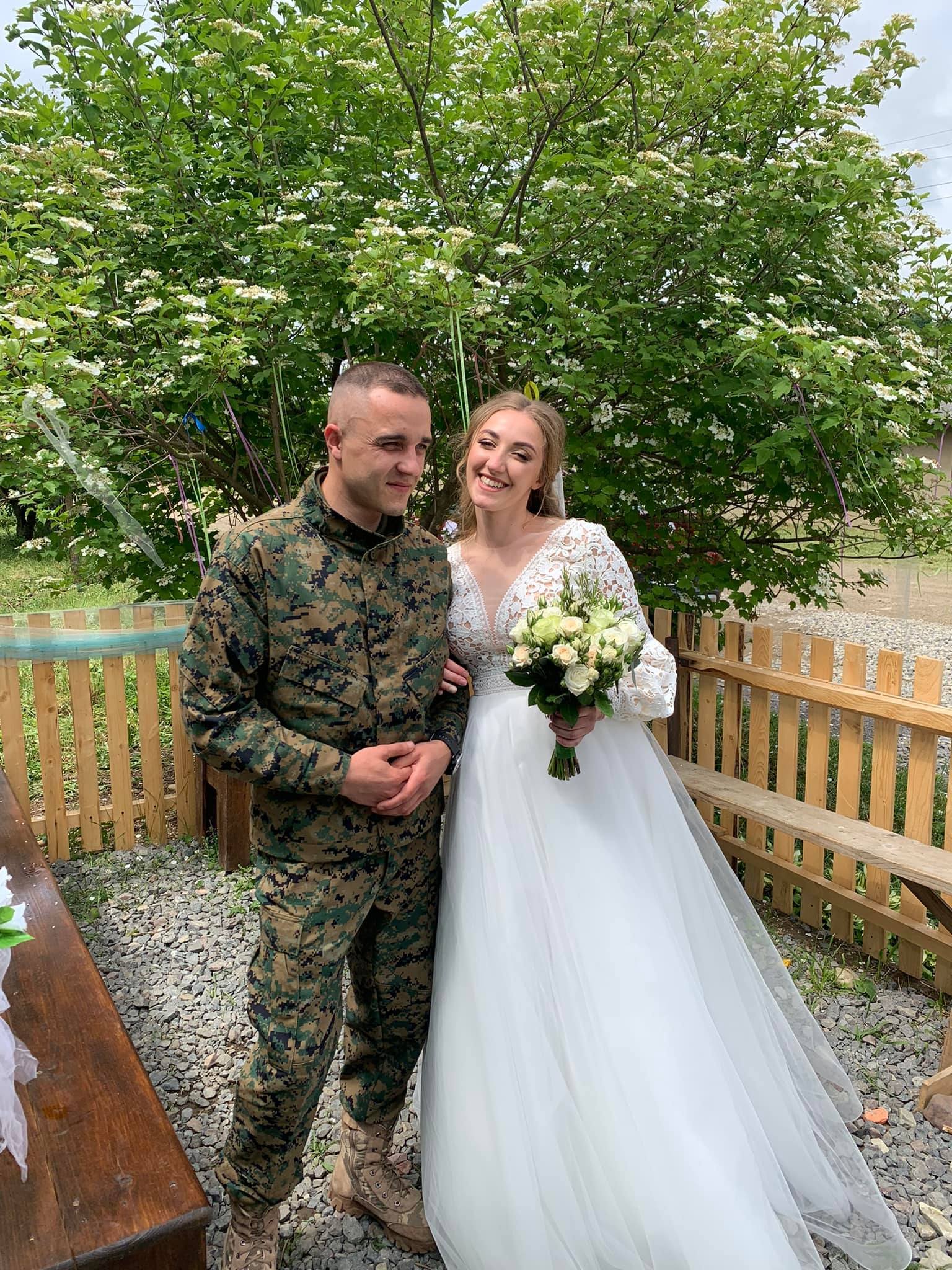 Планували одружитись у Скадовську, а довелося у прихистку “Шелтер” у селі Лукавці: вимушена переселенка з Херсонщини і контрактник з передової побралися на Буковині   