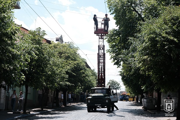 На вулиці Івана Франка у Чернівцях одночасно перемощують бруківку, модернізують вуличне освітлення та латають ями