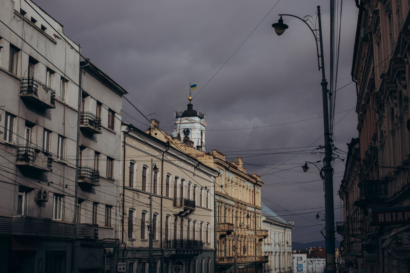 Машини буквально 'пливуть': у Чернівцях гроза і шквальний вітер 