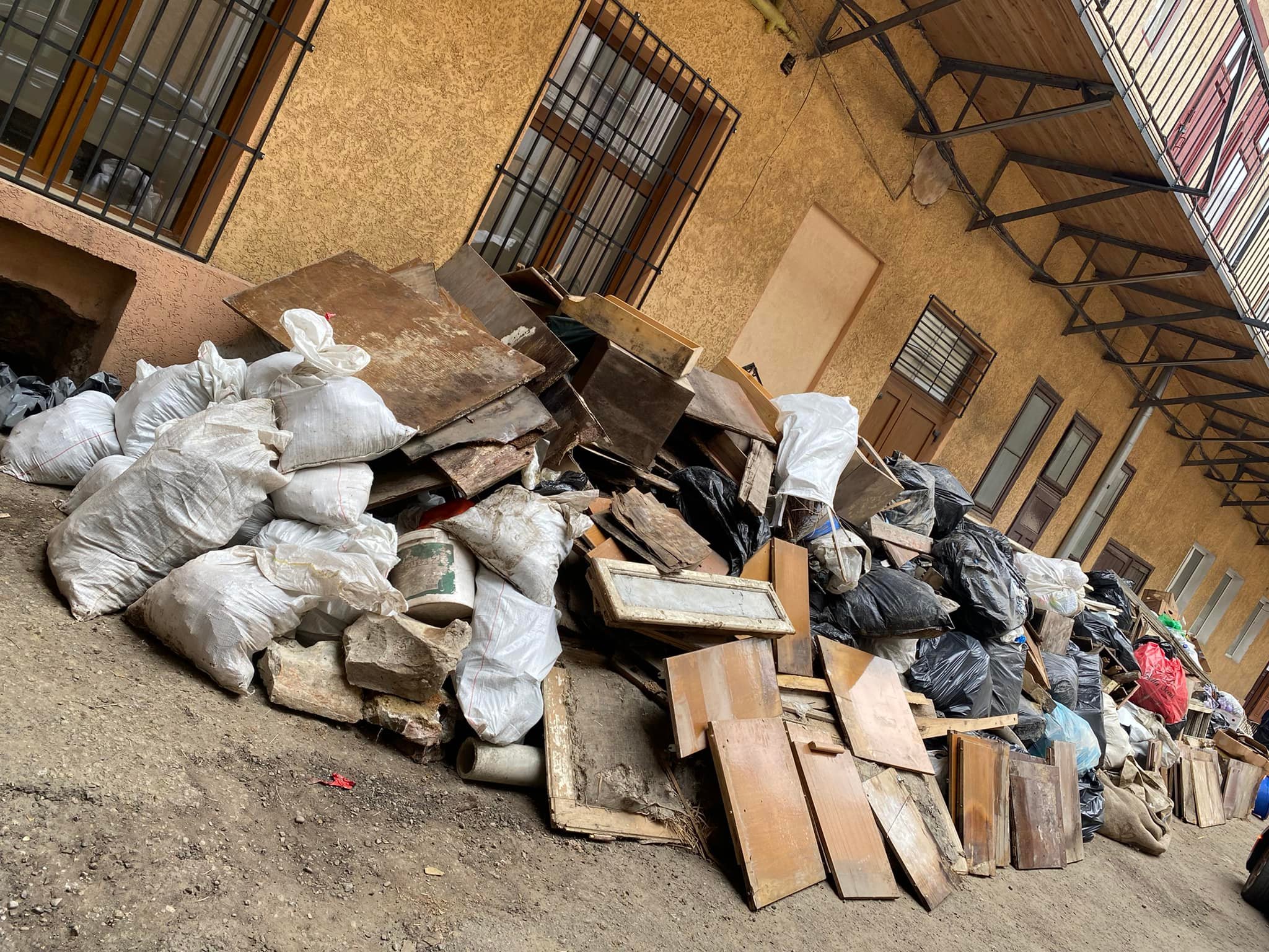 У чернівецькому підвалі знайшли бюст короля Румунії Кароля Другого