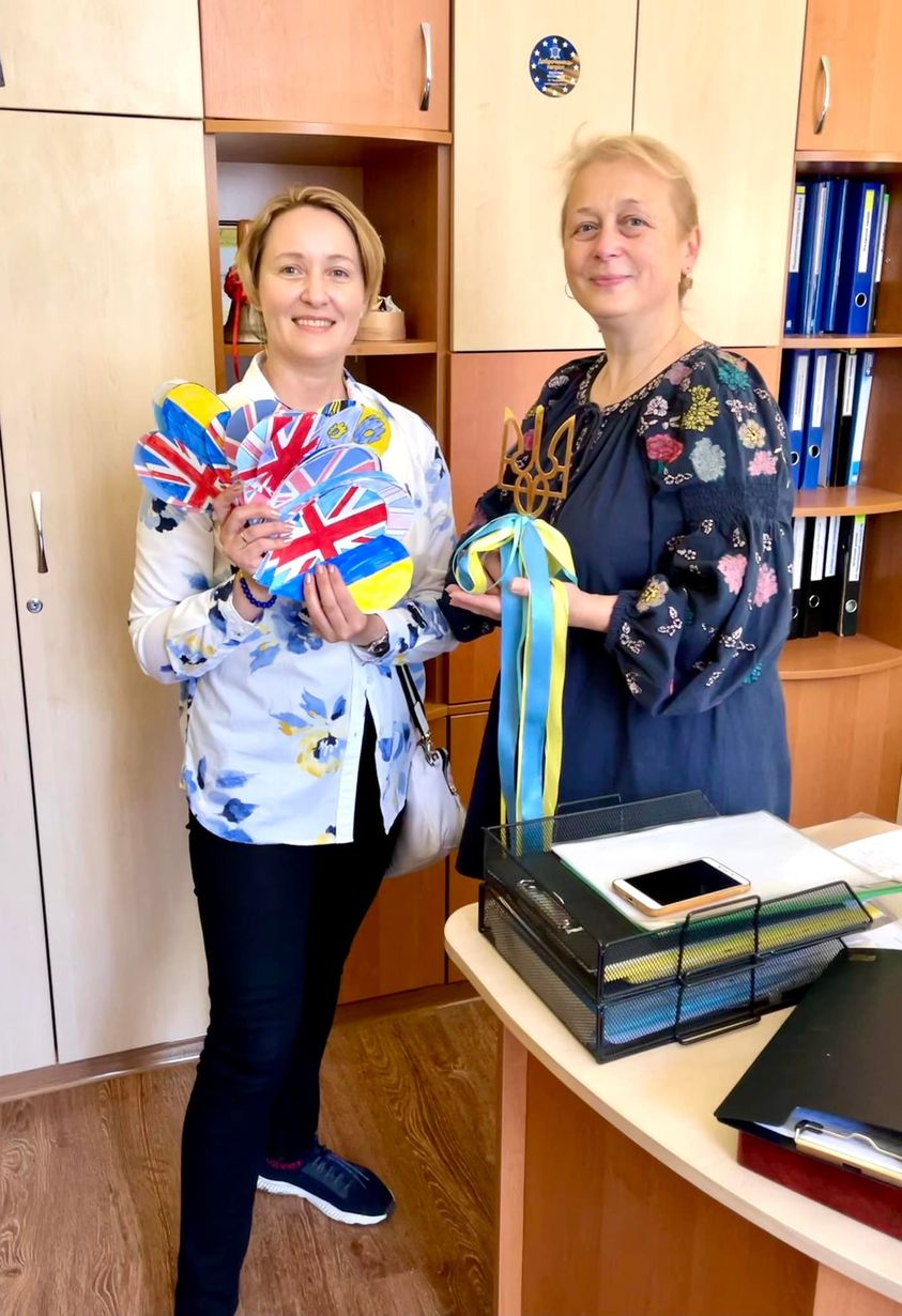 Діти з англійських шкіл передали листи-сердечка чернівецьким одноліткам з побажанням перемоги Україні! 