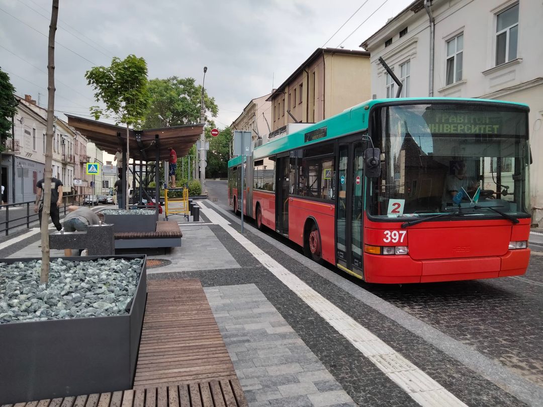 На перехресті вул. Б.Хмельницького та вул. Університетська офіційно відкрили нову зупинку громадського транспорту