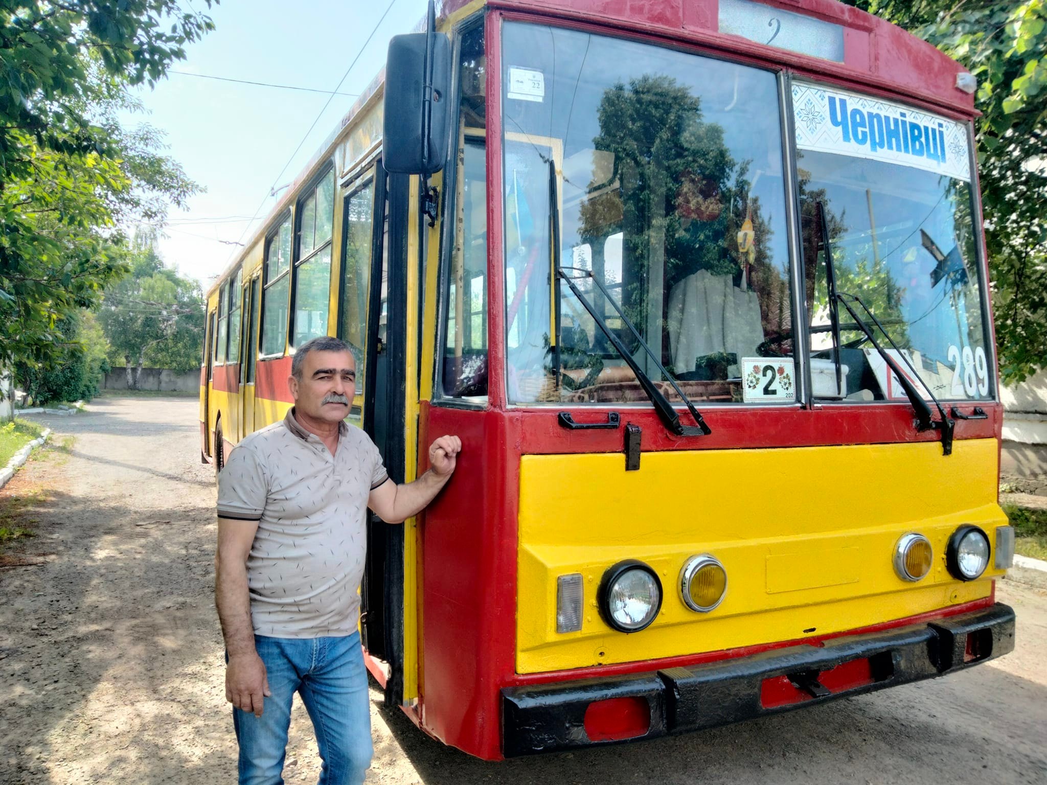 У Чернівцях водій тролейбуса, який водить їх майже 40 років, показав свій унікальний талісман з колишнього заводу 'Емальпосуд' 