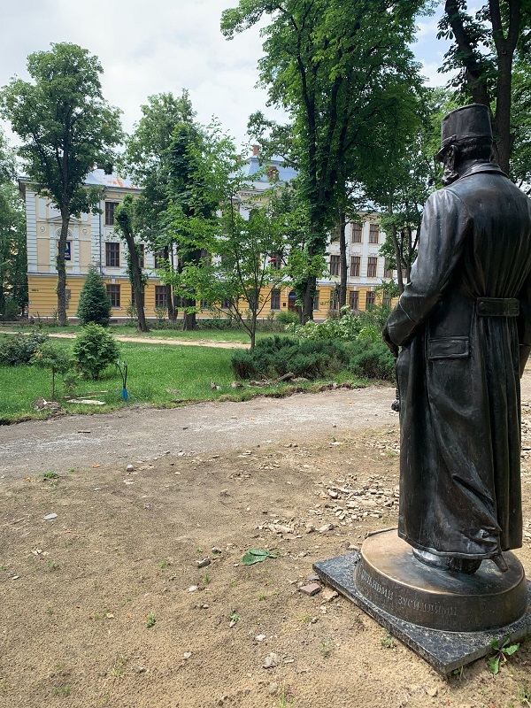 Чутки про демонтаж найяснішого цісаря зі скверу у Чернівцях виявилися значно перебільшеними