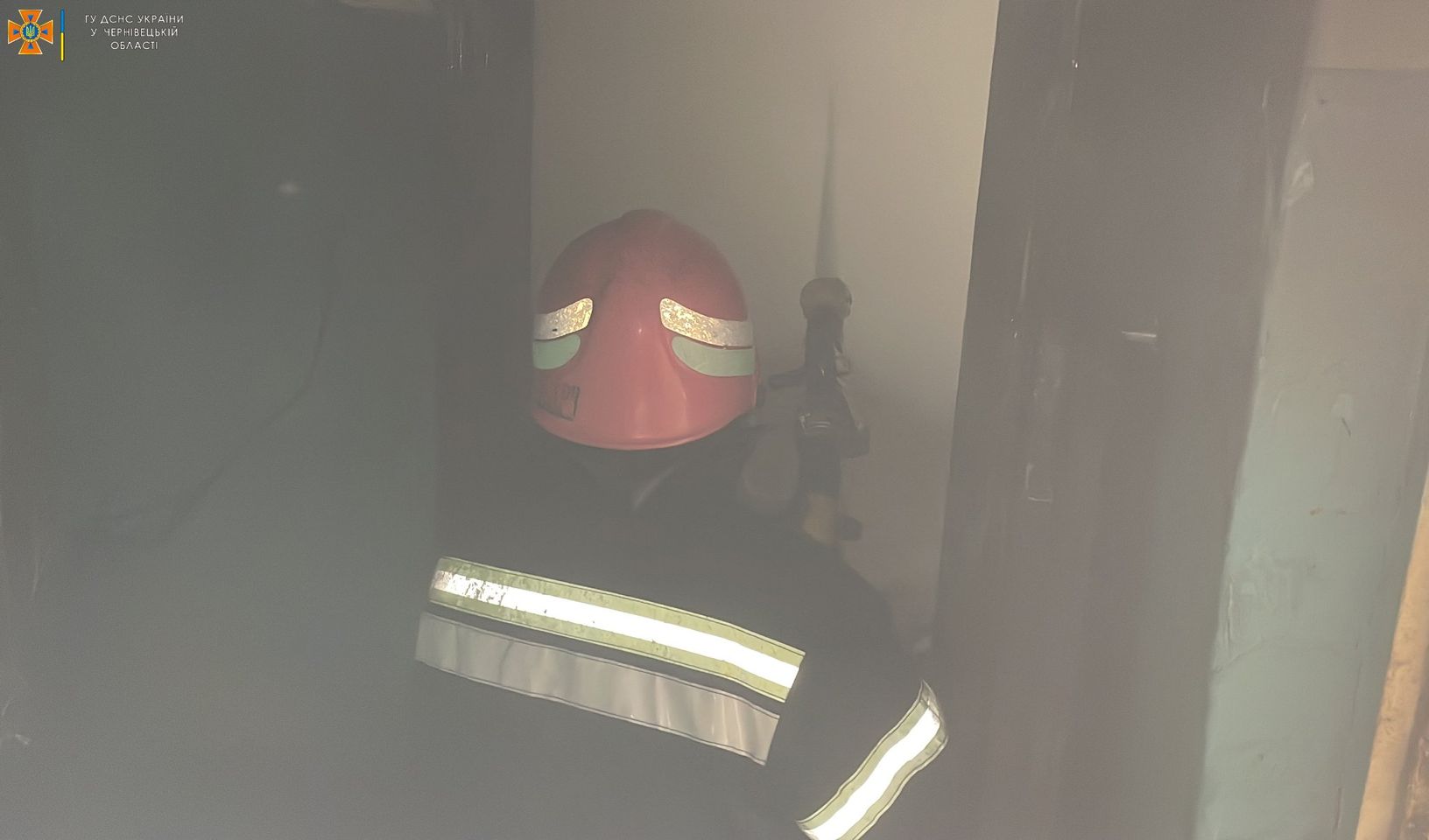 У Чернівцях на вулиці Заньковецької необережний нічний курець підпалив власну квартиру: трьох мешканців евакуювали