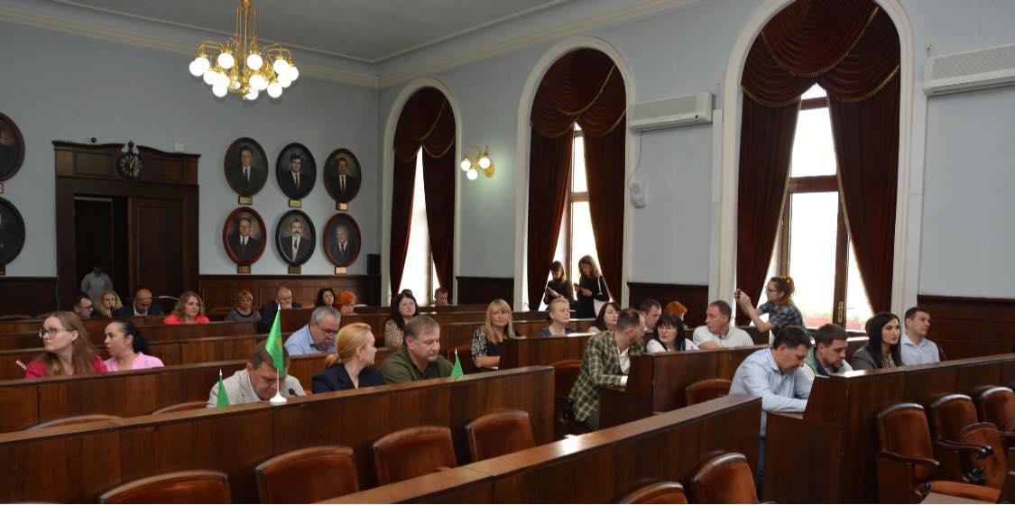 Після трьох місяців фактичного простою у чернівецькій ратуші погодили відновити роботу депутатів у звичному режимі: 16 червня розглянуть питання січневої та лютневої сесій 