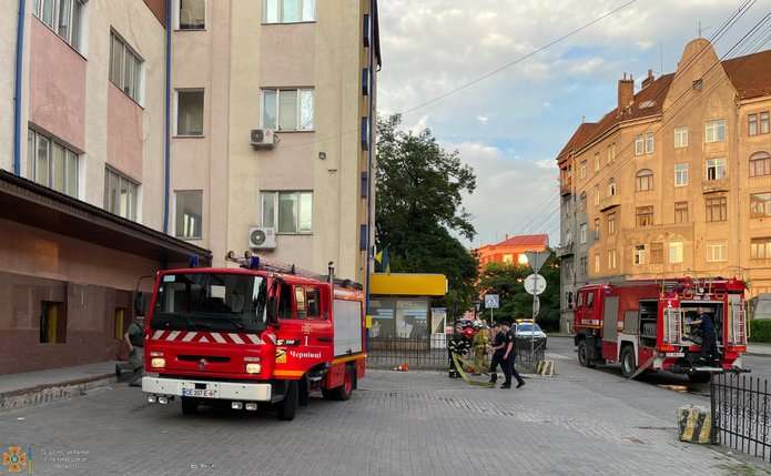 У Чернівцях горіла пошта 'біля танку': евакуювали 20 людей