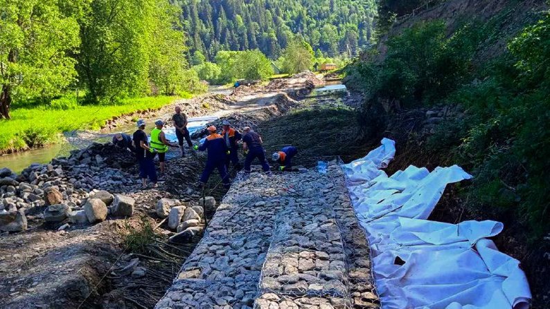 У селі Руська укріплюють дорогу на березі річки Сучава, де обвалися ґрунт