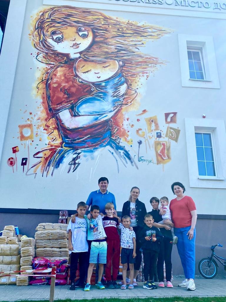 З допомогою від БФ «Слава Україні» у 'Місто добра': особлива турбота українським дітям від головних 'Слуг народу' в Чернівецькій області Олени Лис і Володимира Жаровського 