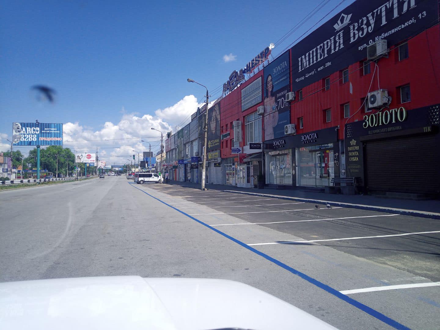 'Ще б ями в коліно полатали на мості': на платних паркувальних майданчиках «Калинівського ринку» поновили розмітку