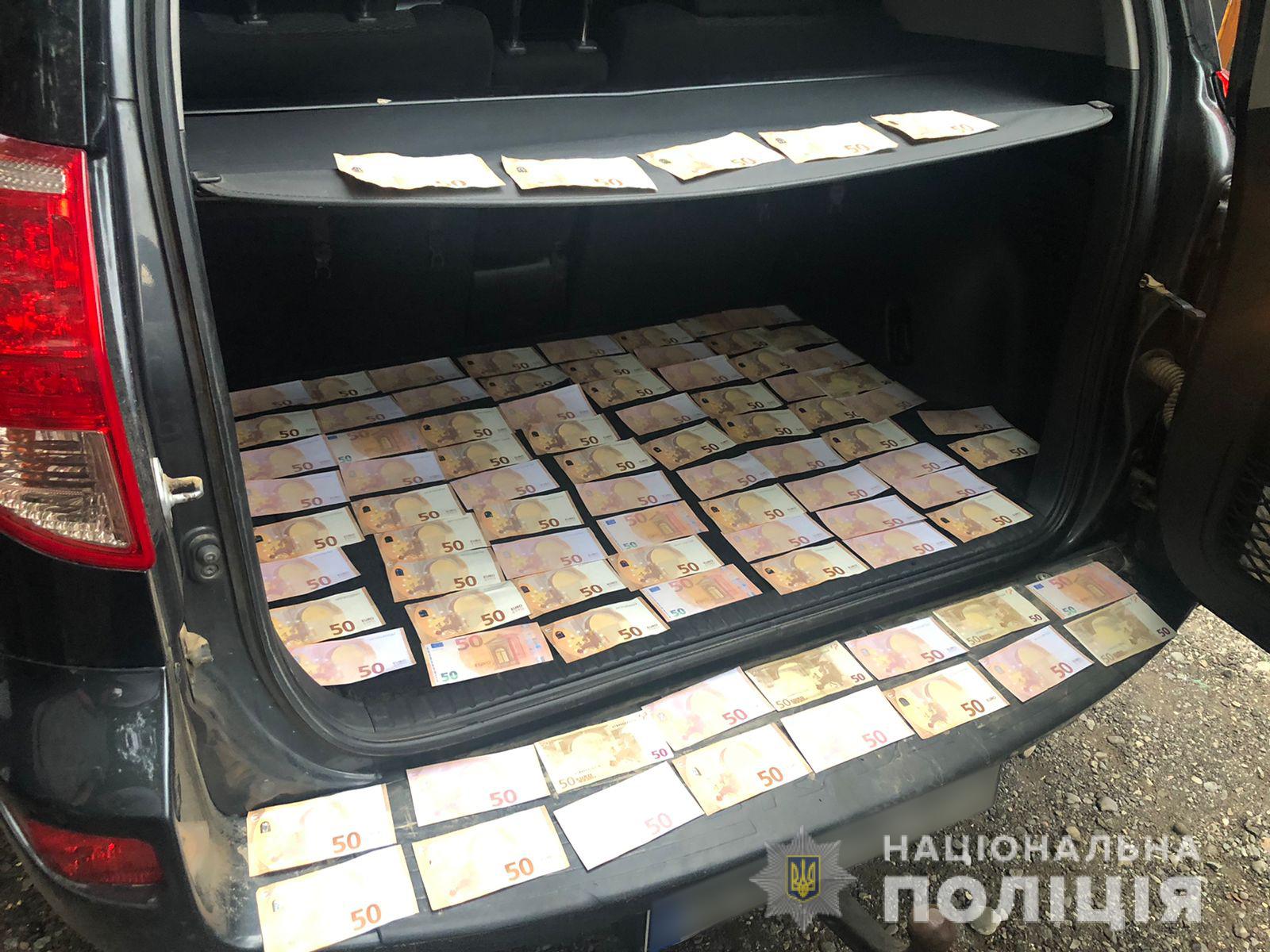Буковинські правоохоронці затримали чоловіка за продаж для ЗСУ позашляховиків, завезених в якості гуманітарної допомоги