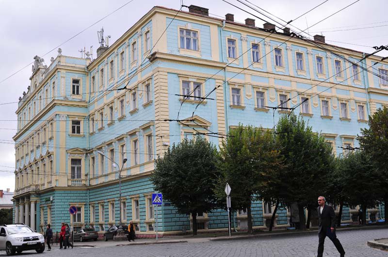 У сквері позаду будівлі 14-го корпусу ЧНУ ім. Ю. Федьковича облаштують громадський простір 