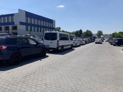 Кілометрові черги з 'євроблях' суттєво зменшили благодійну допомогу для України: у Чернівцях вже кілька днів черга на розмитнення авто - фото