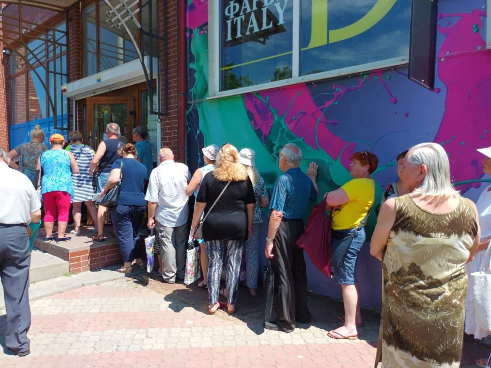 “Хвіст” черги на вулиці: чернівчани очікують обслуговування у офісі Газзбуту