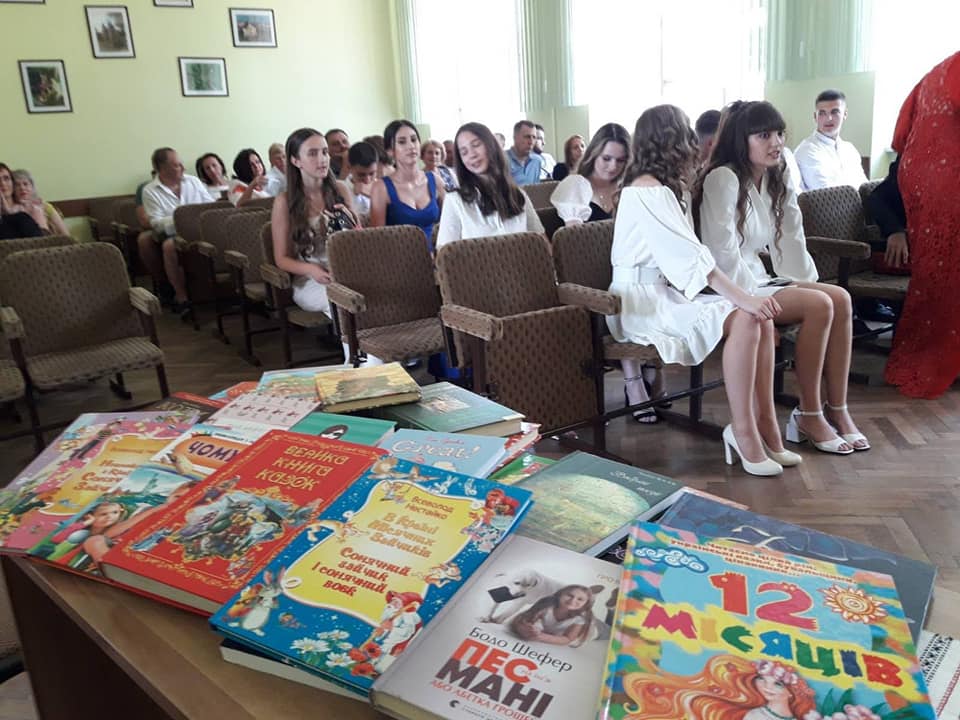 У Чернівцях випускники подарували рідній школі багато українських книжок, які передадатуь за кордон дітям-біженцям (ОНОВЛЕНО)