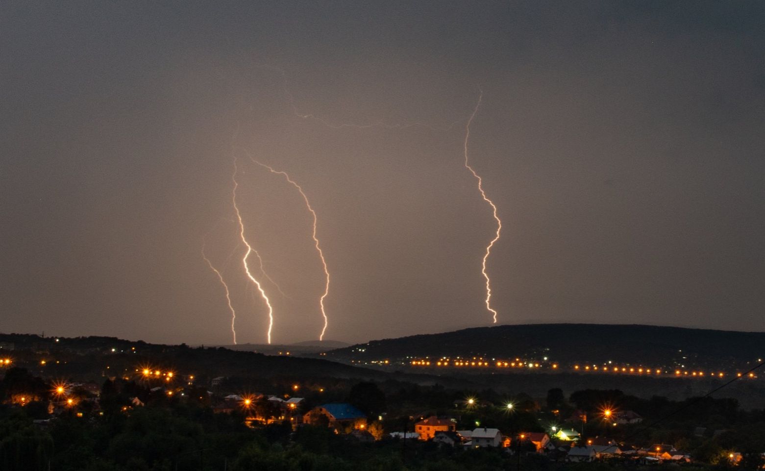 'Так гримнуло, що всі одразу побігли в коридор':  у будинок в районі 'Майдану' влучила блискавка (фото Тараса Піца)