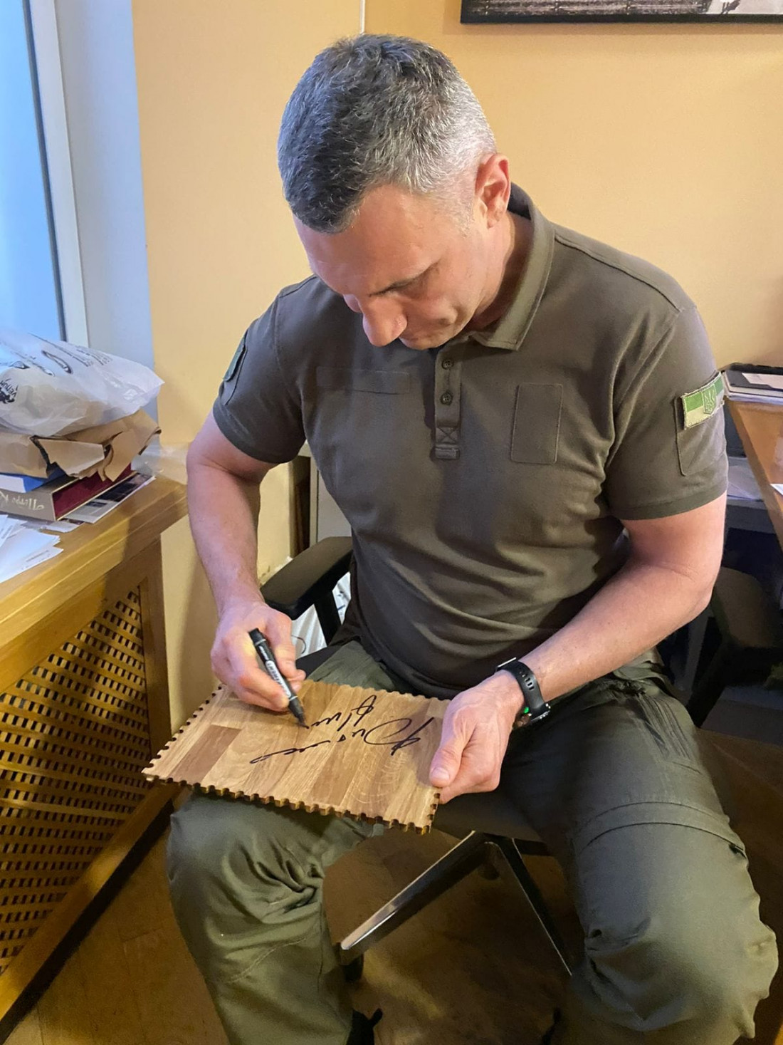 На Буковині волонтери виставили на аукціон 3d копію марки 'Російський воєнний корабль іди...' з підписом Кличка