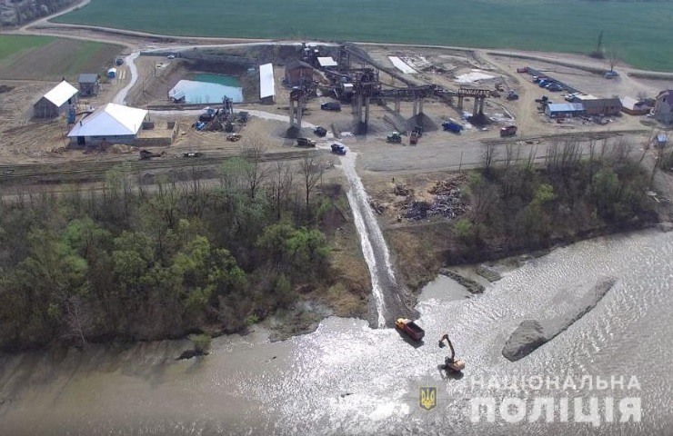 На Буковині директор Національного природного парку налагодив схему розкрадання піщано-гравійної суміші з русла річки Черемош та незаконної рубки деревини на 100 млн грн