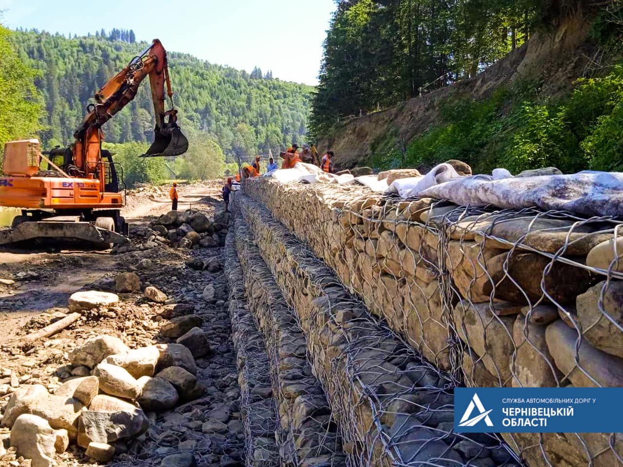 У селі Руська гірську дорогу укріплюють габіонами, щоб захистити від розмиву річкою Сучава