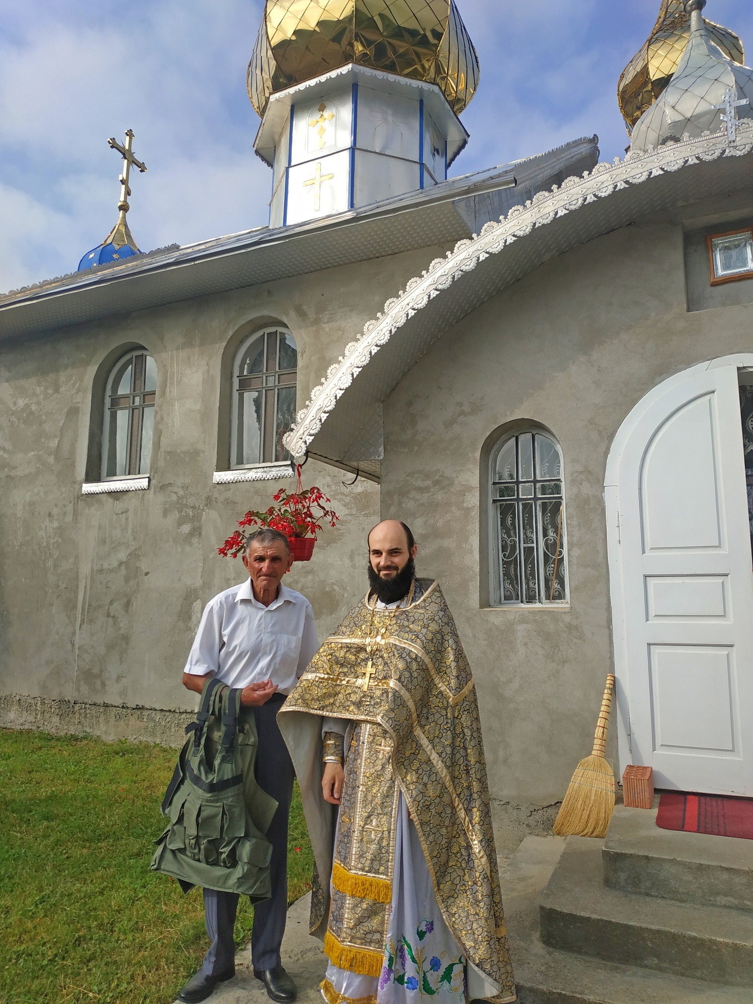 На Буковині вірні УПЦ МП придбали і освятили бронежилет для сина парафіянки з села Ясени, якого мобілізували до лав ЗСУ 