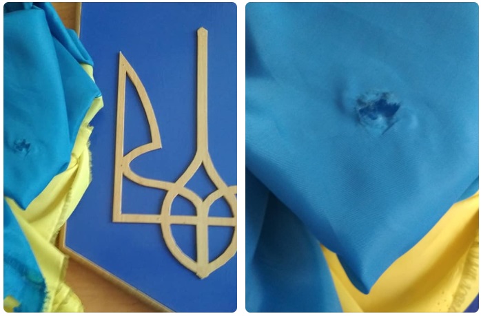 Посічений російськими кулями Прапор і Герб України з однієї зі шкіл тимчасово окупованого Лисичанська привезли на збереження до Чернівців 