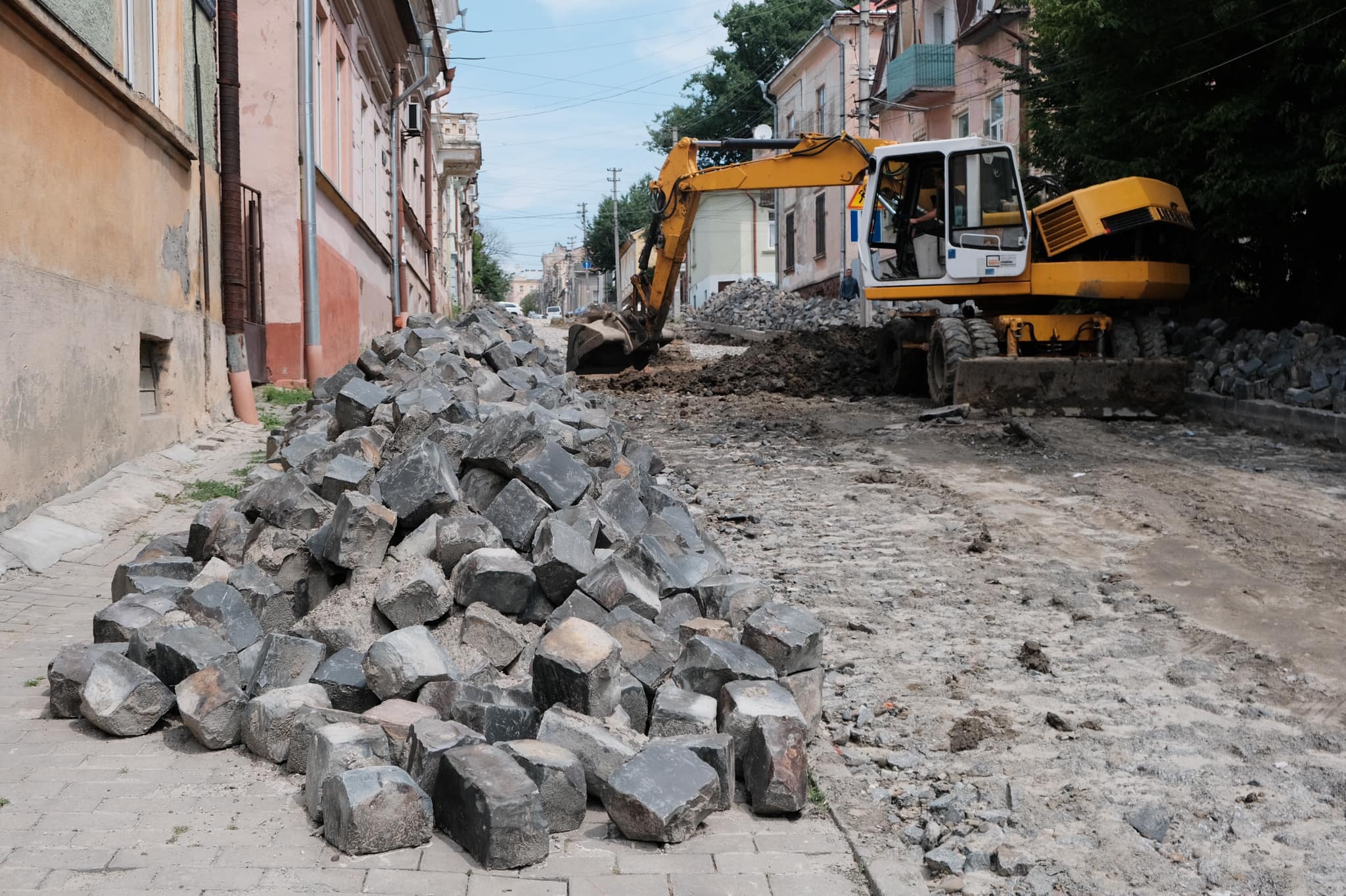 Зазуляк емоційно відповів на некультурні питання про погані чернівецькі дороги, якими його закидають