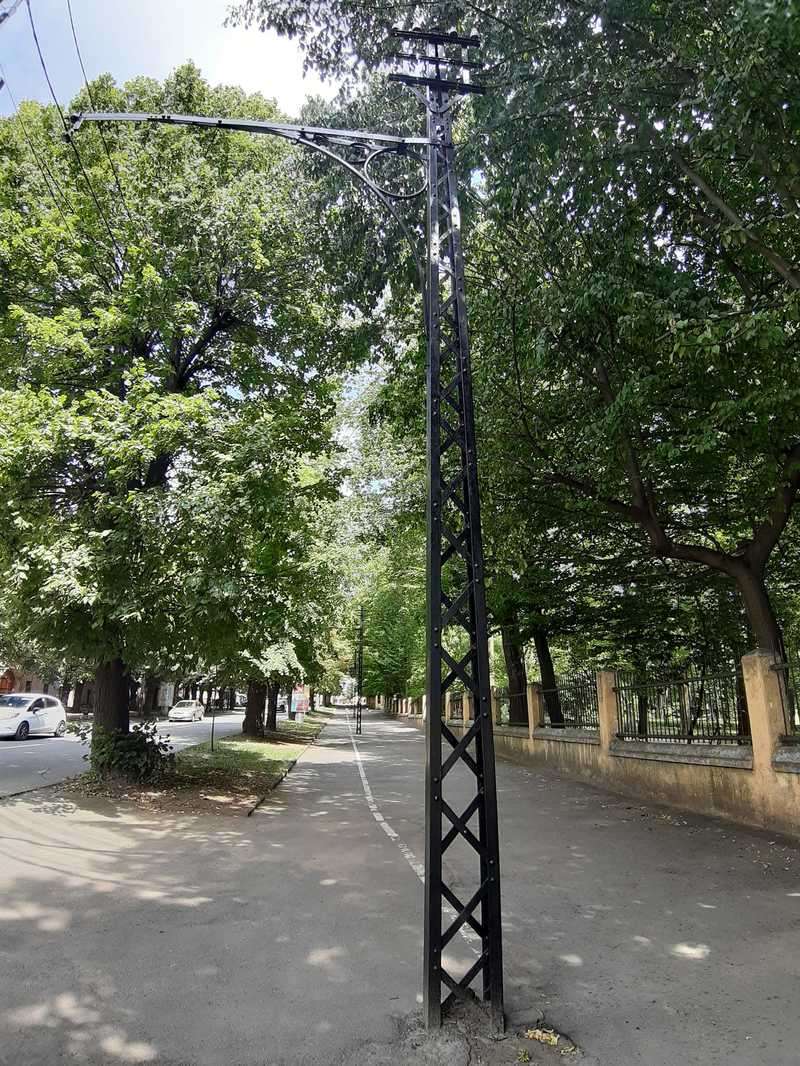 У Чернівцях на Садовій пофарбували старі австрійські трамвайні електроопори