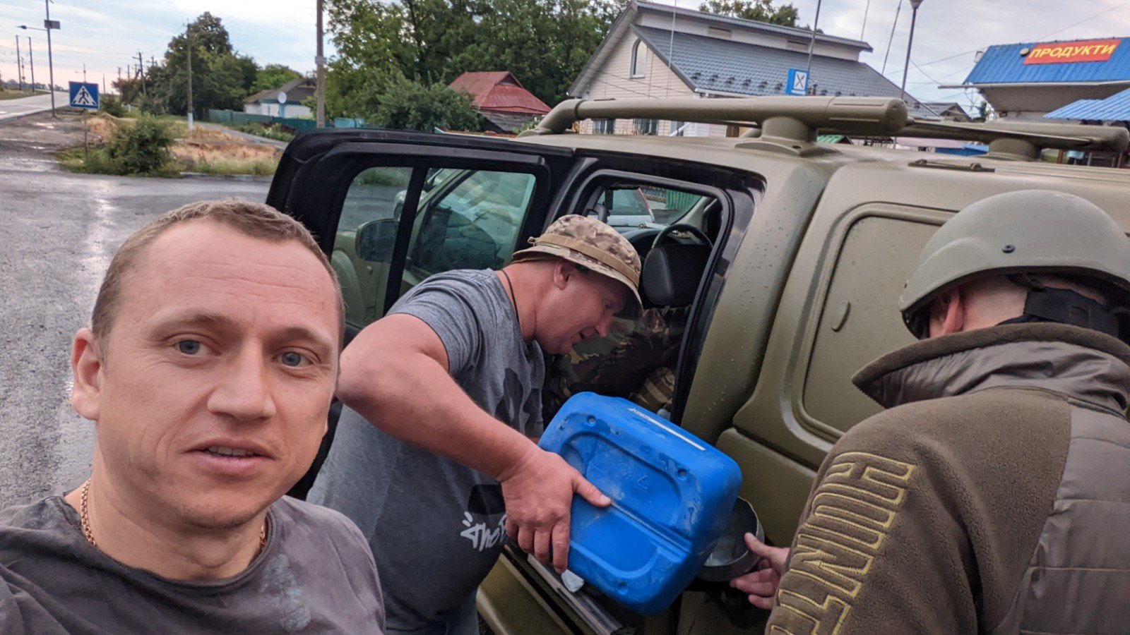 Мер Хотина здолав 2400 км до лінії фронту, щоб відвідати хотинських захисників та передати гостинці 