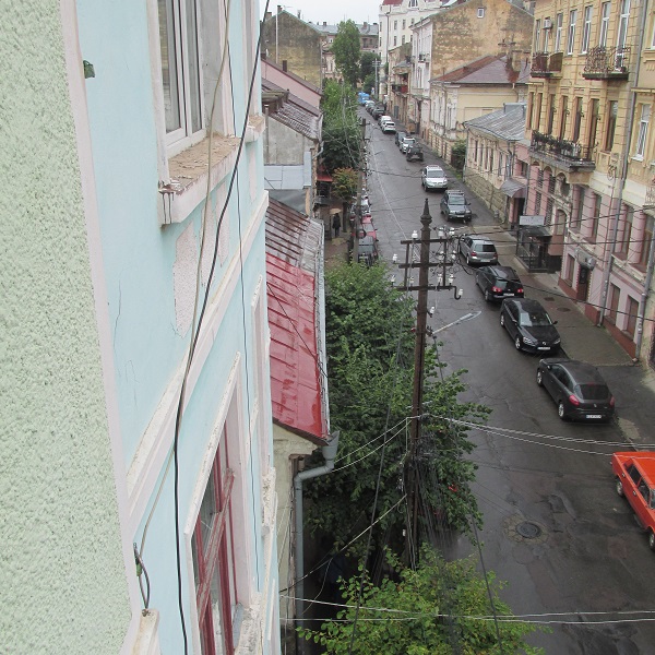 У Чернівцях на розі Садової - Кордуби та Садової - братів Руснаків зрізали старовинні австрійські електричні опори 