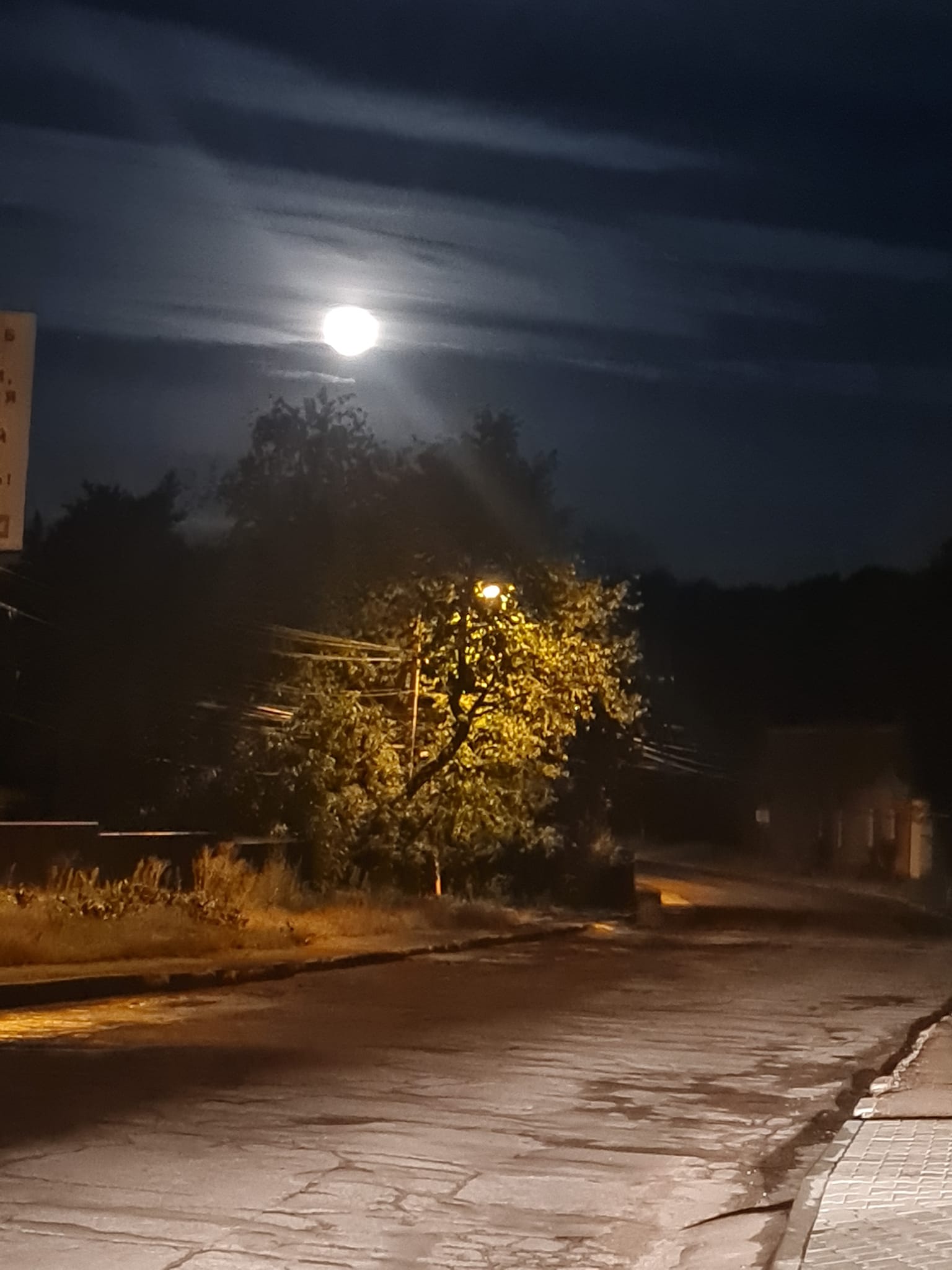 Винахідливі мешканці провулку на вул.Заводській та приватного садочка на Достоєвського у Чернівцях освітлювали свої двори за кошти чернівчан 