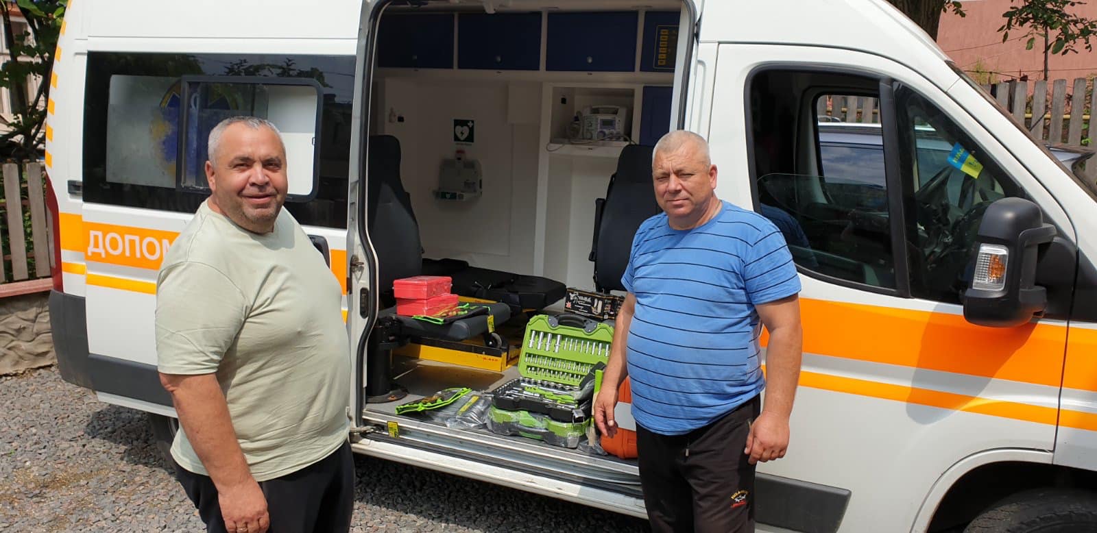 У Чернівцях дві 'швидких' для ЗСУ доукомплектували навігаційними системами, інструментами для ремонту і насосами для заправки в польових умовах 