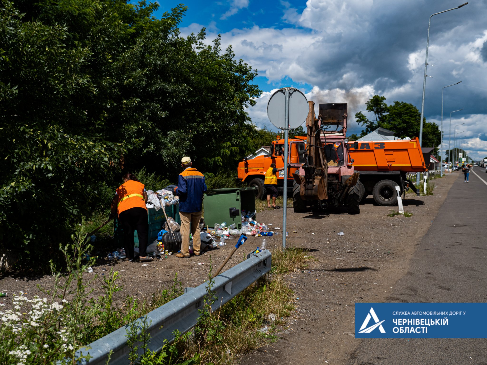 З території біля КПП «Порубне» чотирма КРАЗами вивезли 30 тонн сміття 
