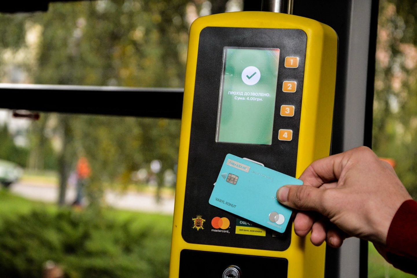 Через регулярні крадіжки чернівецьких кондукторів перевчать на водіїв тролейбусів або зроблять інспекторами з контролю перевезень