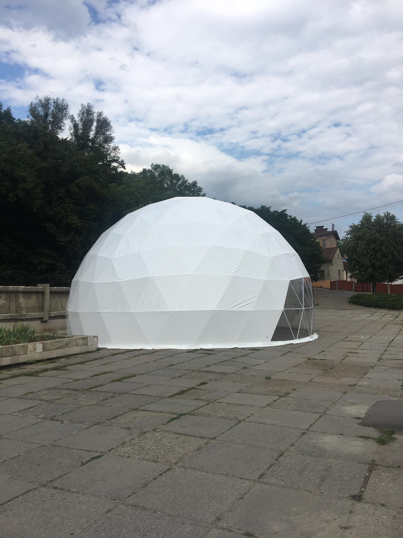 'Космічний портал чи пересувний планетарій': у Чернівцях на місці 'блошиного' ринку з'явився незвичний намет
