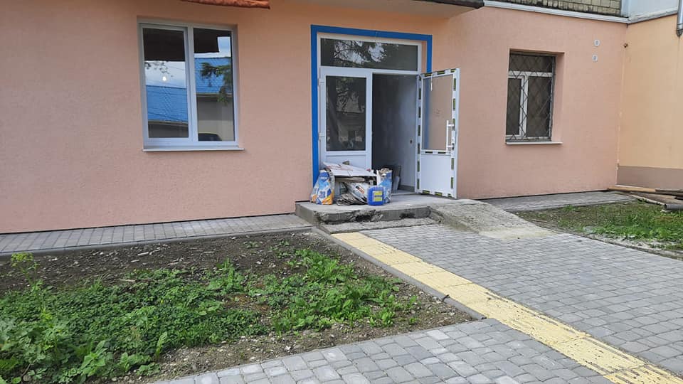 Два кабінета сімейних лікарів та денний стаціонар вже облаштовують в амбулаторії на Калічанці, а на Будівельників-Миру - це справа майбутнього  