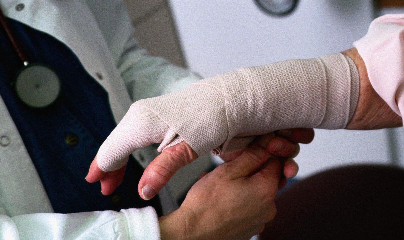 Бессарабець заробив опік кисті руки і потрапив до лікарні, спалюючи сміття на своєму подвір’ї