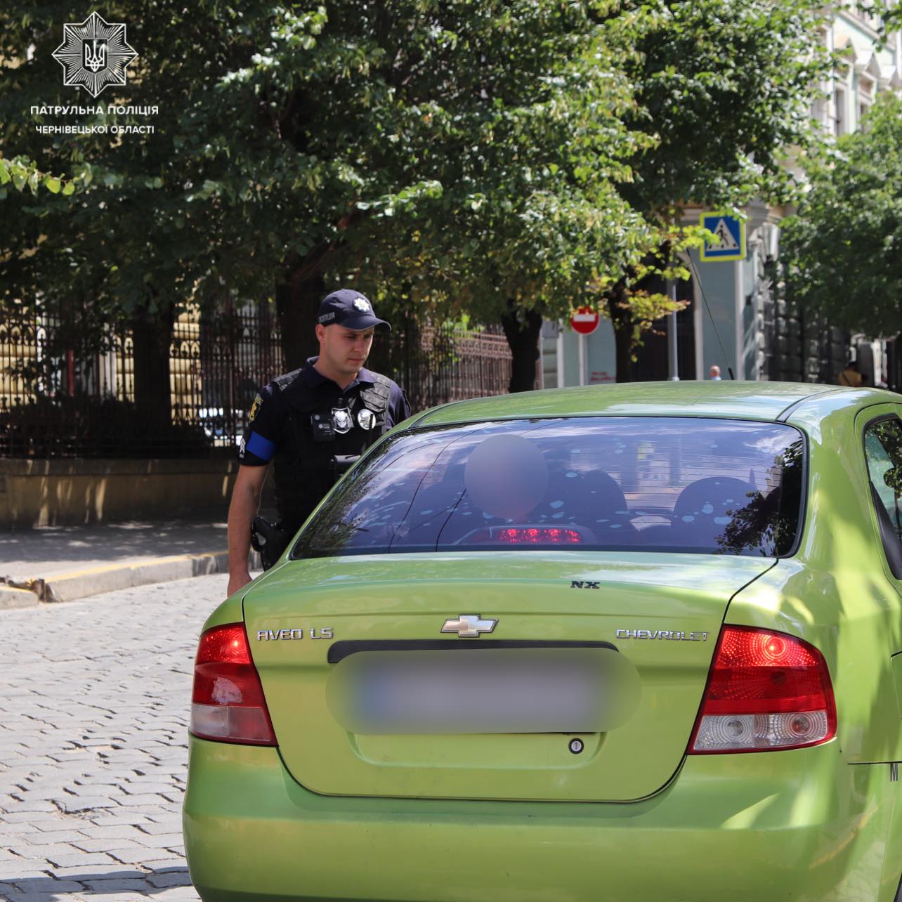 На Буковині засікли майже півтисячі водіїв, які базікали по телефону кермуючи автомобілем  