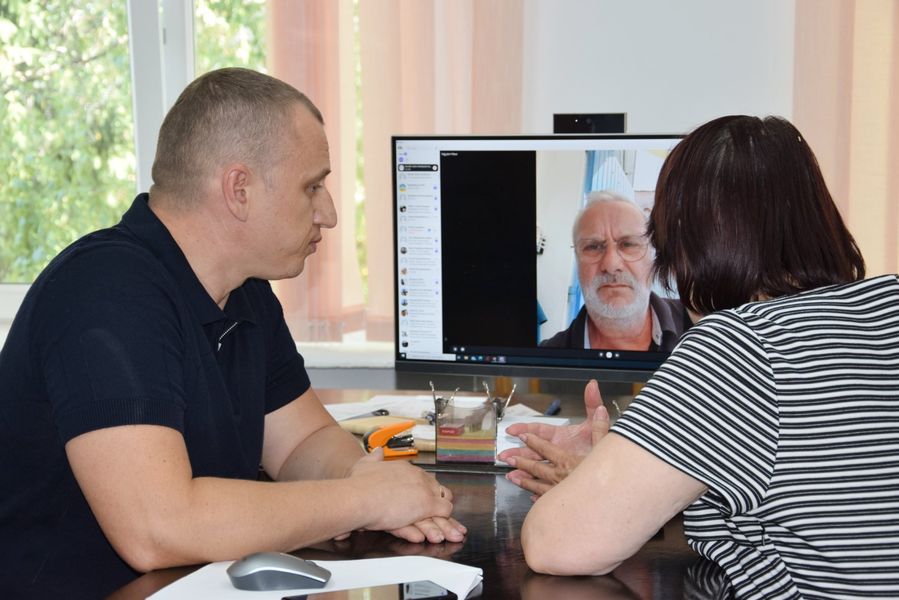 Хотинський міський голова узгодив онлайн подальшу співпрацю з мером французського міста Курон 