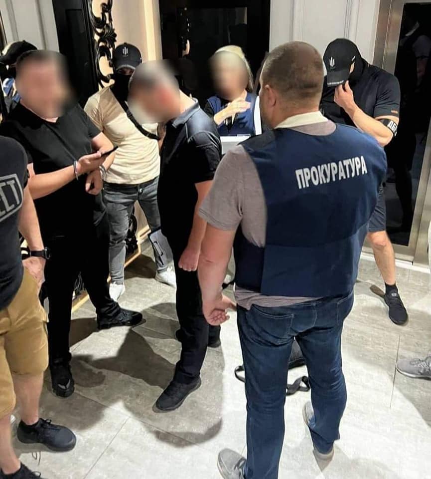 Чернівецького поліцейського затримали на хабарі у 100 тис. грн від будівельної компанії 