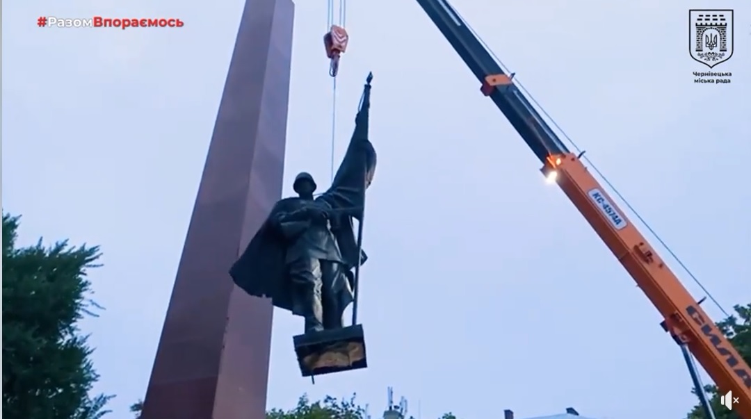 У Чернівцях нарешті демонтували радянського солдата (ВІДЕО+коментар BukNews)