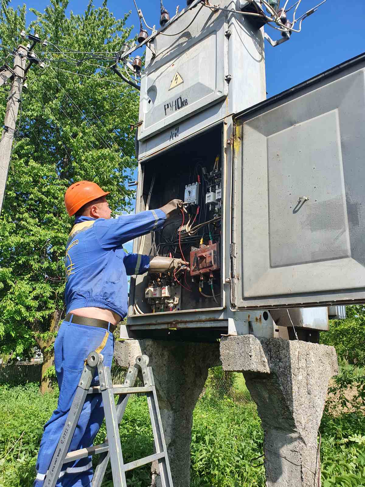На Буковині посилено ремонтують трансформаторні підстанції та створюють запаси запобіжників, ізоляторів, автоматичних вимикачів, кабельних муфт