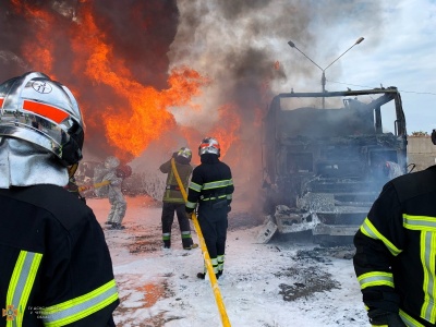 Охоплений величезним полум'ям транспорт: рятувальники показали відео, як гасили масштабну пожежу у Чернівцях
