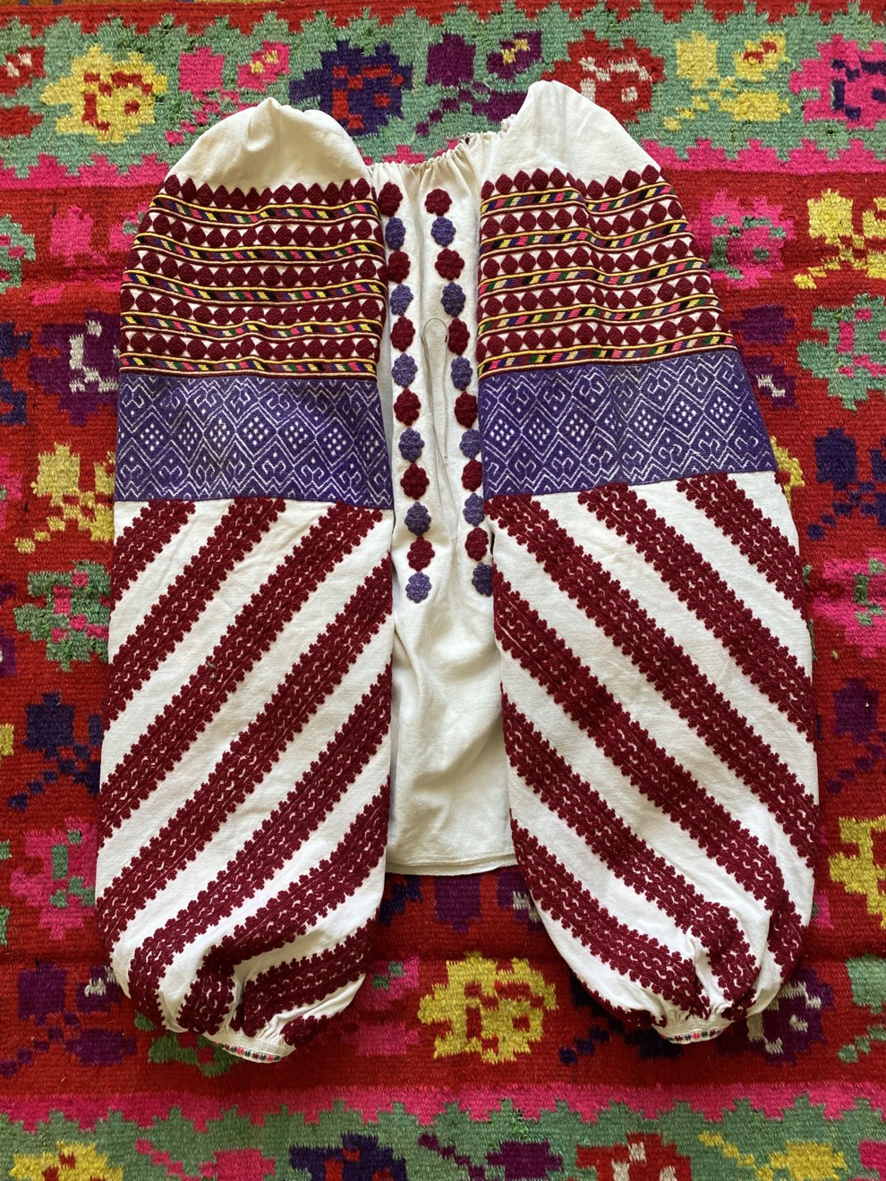 Буковинська вишиванка із Заставнівщини 30-х років започаткувала унікальну колекцію старовинних вишитих сорочок Уляни Явної