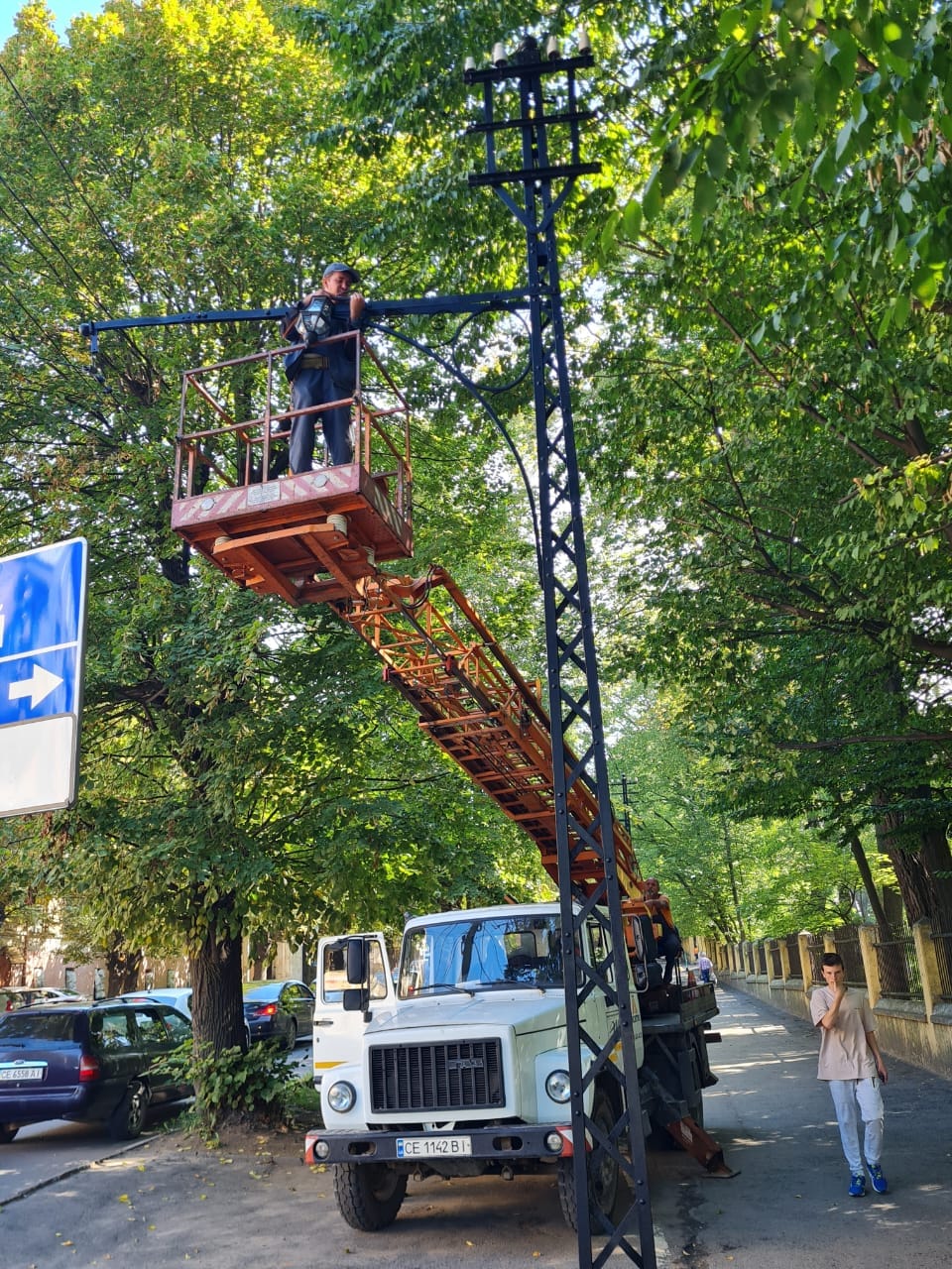 У Чернівцях на старовинні трамвайні опори почепили ліхтарі 