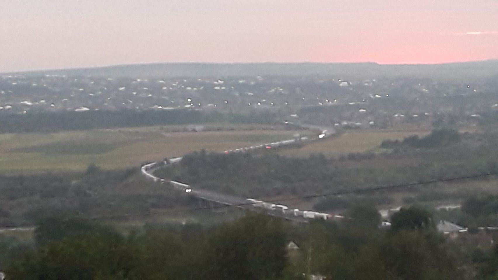 Водії порожніх вантажівок часто самі не бажають їхати через новий КПП 'Красноїльськ', бо за кожну добу простою у черзі до КПП 'Порубне' отримують непогані відрядні, - начальник ЧОВА 