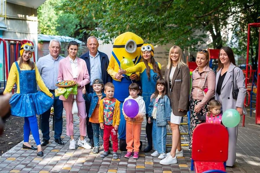 'Коштів було недостатньо, тому частину витрат покрила Чернівецька міська рада': блогери порадили Клічуку облаштувати дитячий майданчик у центрі Чернівців